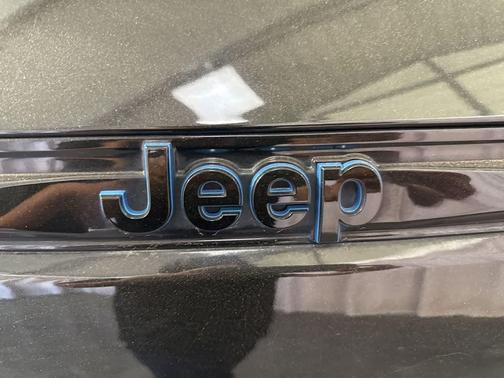 Diamond Black Crystal Pearlcoat 2023 Jeep Grand Cherokee 4xe Summit Reserve