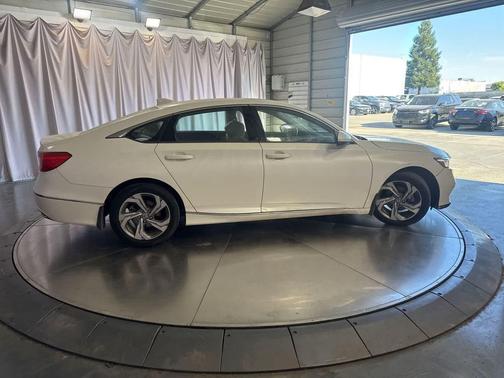 White 2018 Honda Accord EX