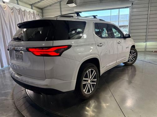 Iridescent Pearl Tricoat 2023 Chevrolet Traverse High Country