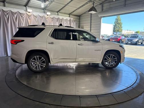 Iridescent Pearl Tricoat 2023 Chevrolet Traverse High Country