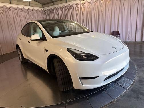 Pearl White Multi-Coat 2023 Tesla Model Y Long Range