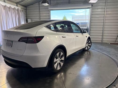 Pearl White Multi-Coat 2023 Tesla Model Y Long Range