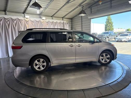 Silver Sky Metallic 2016 Toyota Sienna LE