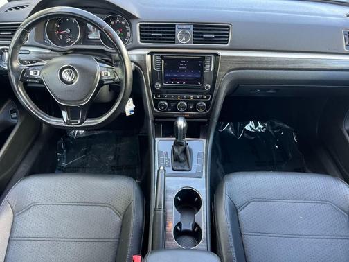 Black Uni 2016 Volkswagen Passat 1.8T SE