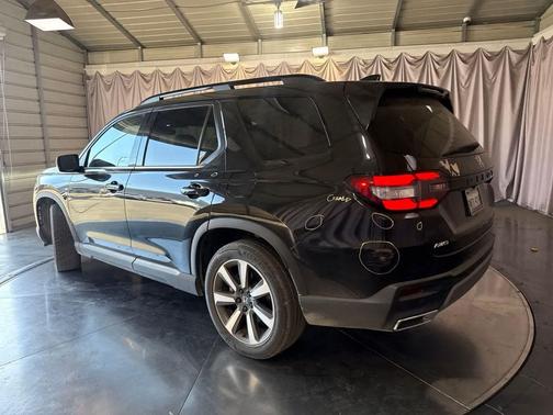 Crystal Black Pearl 2024 Honda Pilot Touring 8-Passenger