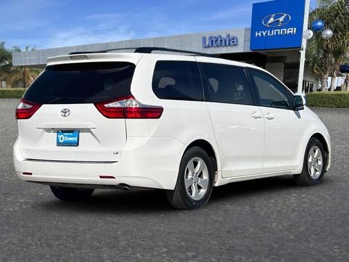 2017 Toyota Sienna LE