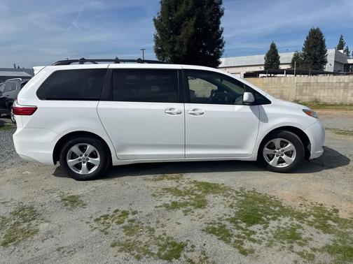 2017 Toyota Sienna LE