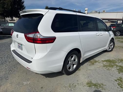 2017 Toyota Sienna LE