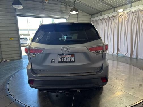 Silver Sky Metallic 2014 Toyota Highlander LE