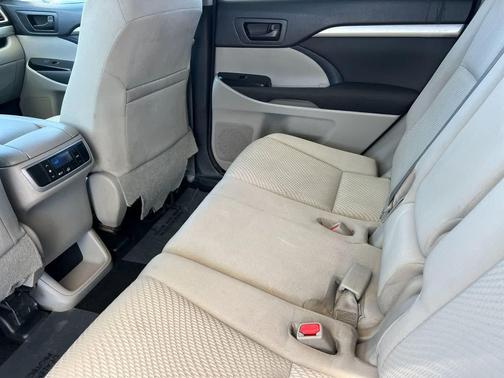 Silver Sky Metallic 2014 Toyota Highlander LE