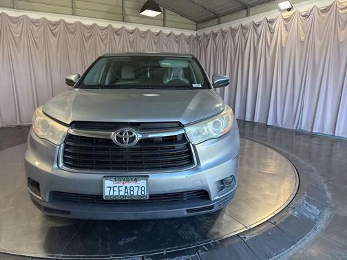 Silver Sky Metallic 2014 Toyota Highlander LE