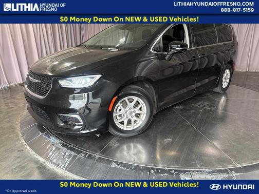 Brilliant Black Crystal Pearlcoat 2024 Chrysler Pacifica Touring L