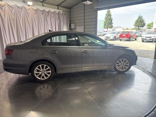 Gray 2017 Volkswagen Jetta 1.4T SE