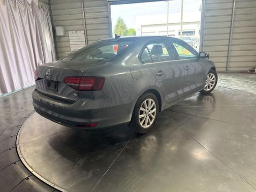 Gray 2017 Volkswagen Jetta 1.4T SE