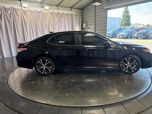 Midnight Black Metallic 2020 Toyota Camry SE