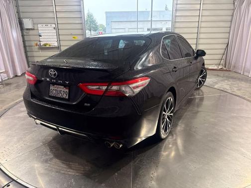 Midnight Black Metallic 2018 Toyota Camry SE