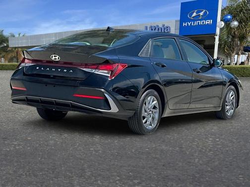 Abyss Black 2024 Hyundai ELANTRA SEL