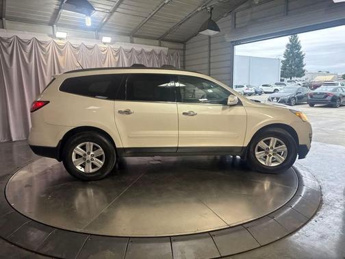 White Diamond Tricoat 2014 Chevrolet Traverse 1LT