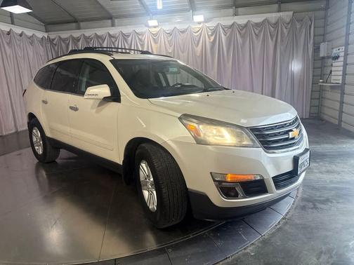 White Diamond Tricoat 2014 Chevrolet Traverse 1LT