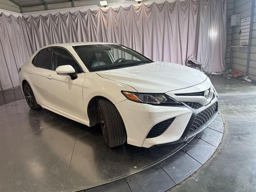 Super White 2018 Toyota Camry SE
