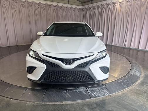 Super White 2018 Toyota Camry SE