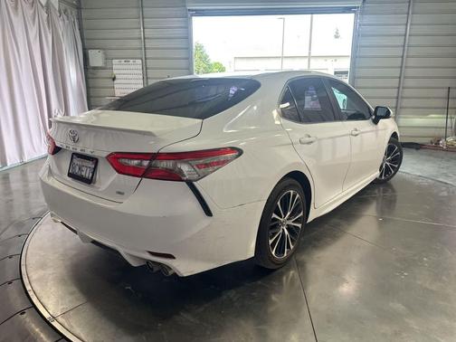 Super White 2018 Toyota Camry SE