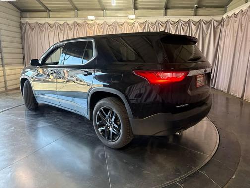 Mosaic Black Metallic 2020 Chevrolet Traverse LS