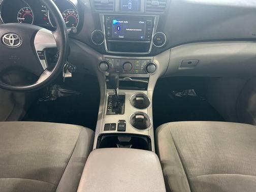 Blizzard Pearl 2013 Toyota Highlander Base Plus