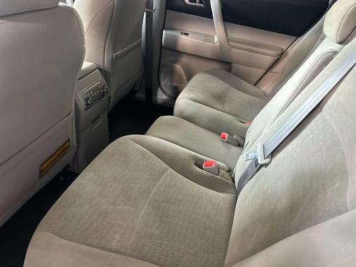 Blizzard Pearl 2013 Toyota Highlander Base Plus