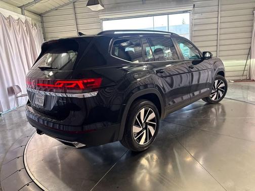 Black 2026 Volkswagen Atlas 2.0T SE w/Technology 4MOTION