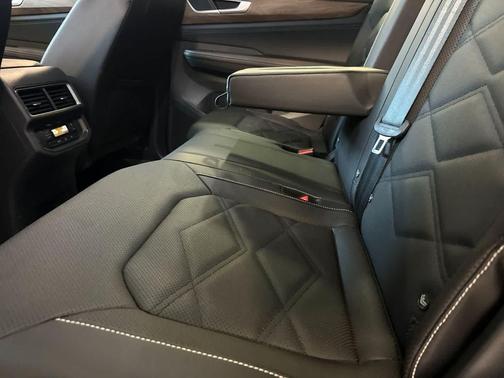 Black 2026 Volkswagen Atlas 2.0T SE w/Technology 4MOTION