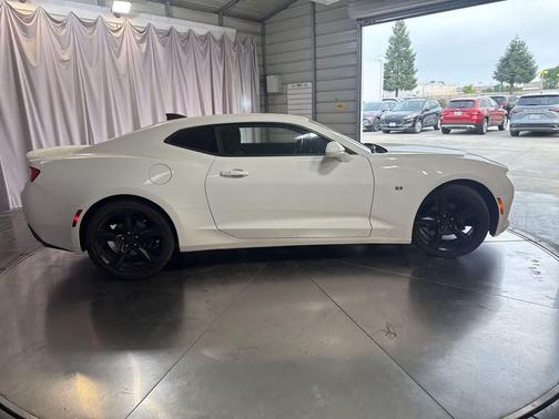 Summit White 2017 Chevrolet Camaro 1LT