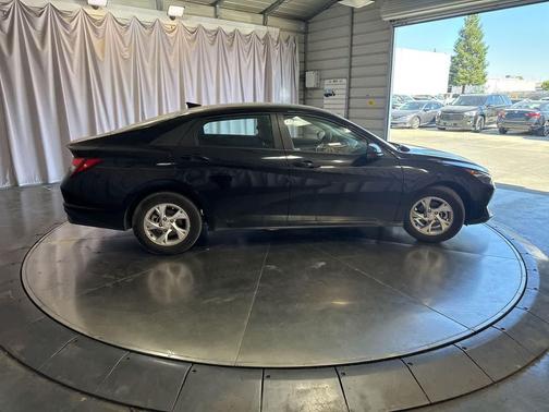 Onyx Black 2023 Hyundai ELANTRA SE