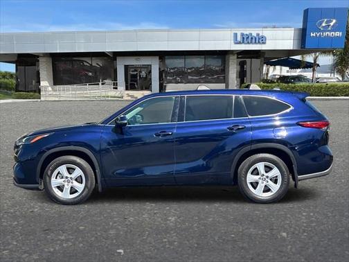 2022 Toyota Highlander LE