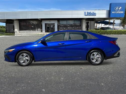 2025 Hyundai ELANTRA SE