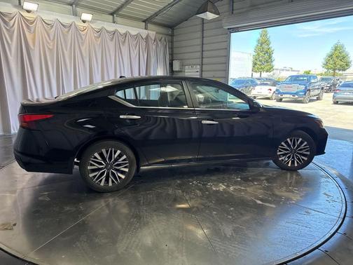 Super Black 2025 Nissan Altima SV