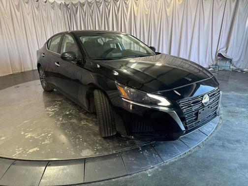 Super Black 2025 Nissan Altima SV