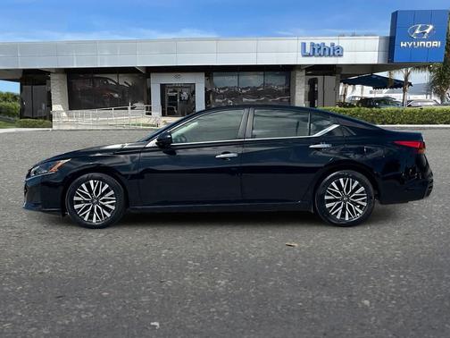 Super Black 2025 Nissan Altima SV