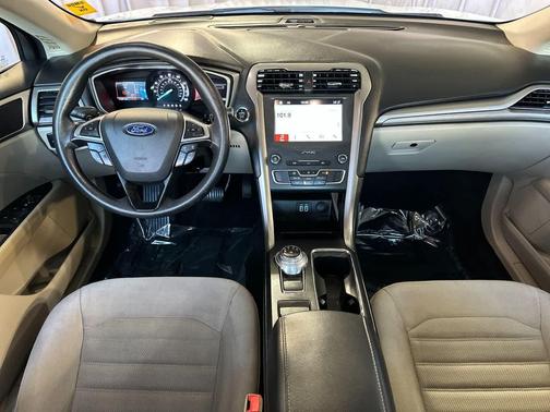 OXFORD WHITE 2019 Ford Fusion SE