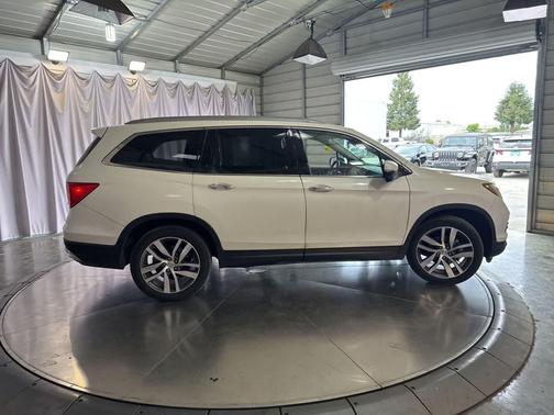 White Diamond Pearl 2016 Honda Pilot Touring