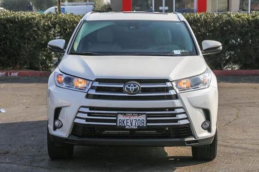 Photo 2 of 26 of 2019 Toyota Highlander XLE