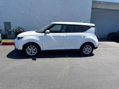 Snow White Pearl 2023 Kia Soul LX