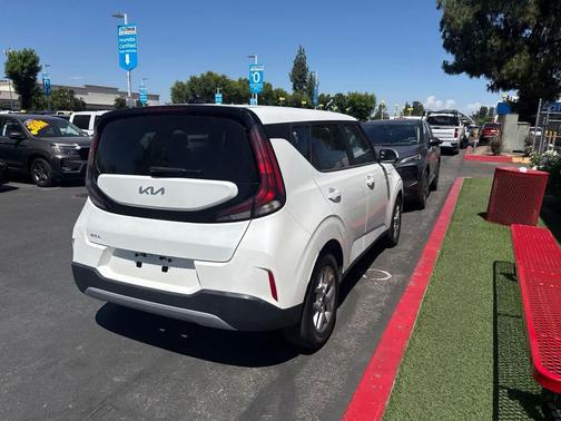 Snow White Pearl 2023 Kia Soul LX