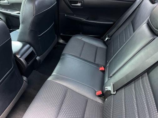 Super White 2015 Toyota Camry SE