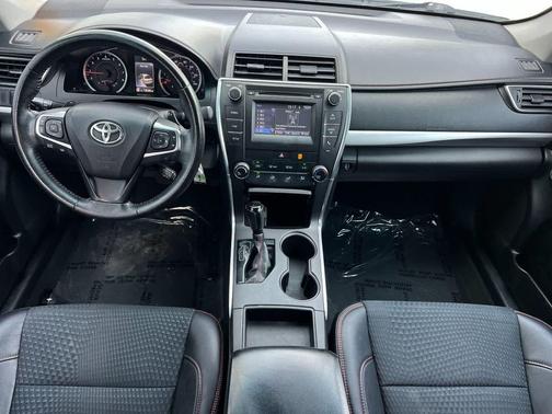Super White 2015 Toyota Camry SE
