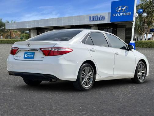 Super White 2015 Toyota Camry SE