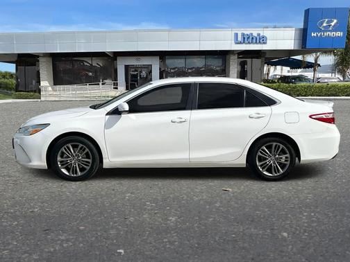 Super White 2015 Toyota Camry SE