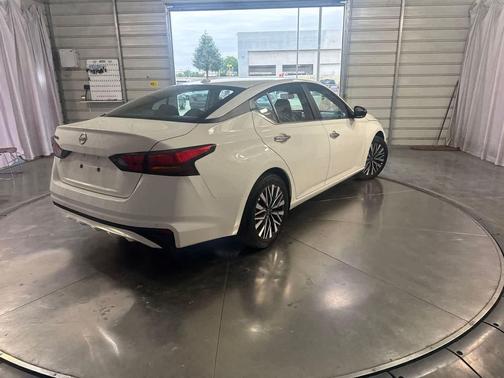 Glacier White 2025 Nissan Altima SV