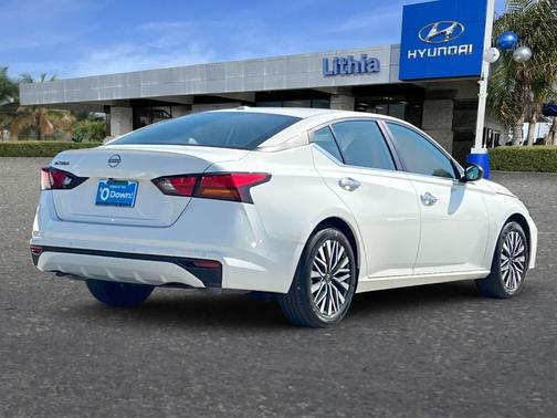 Glacier White 2025 Nissan Altima SV