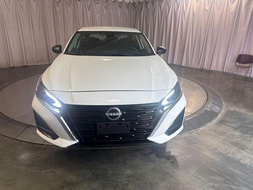 Glacier White 2025 Nissan Altima SV
